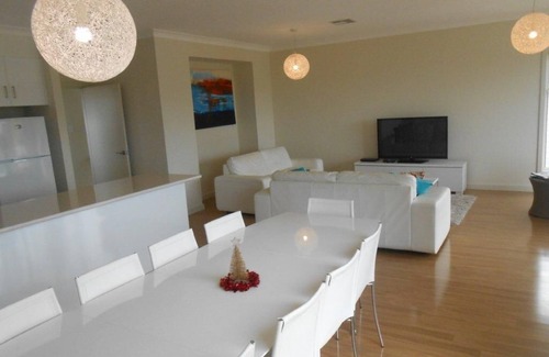 Hayborough House | Cloudbreak, Hayborough-Victor Harbor, seaviews, space for 2 families, beach 300m