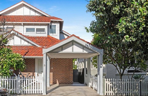 Clovelly House | Clovelly Gables Classic Seaside Abode near Bronte