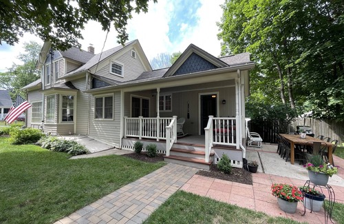 Williams Bay Cottage | Clover Cottage in Williams Bay - Walk to beach!