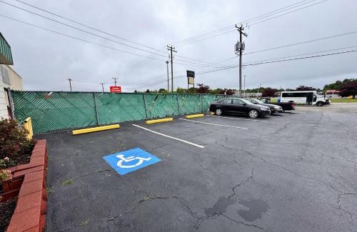 South Richmond Hotel | Cloverleaf Motel by Belvilla Richmond near Turnpike