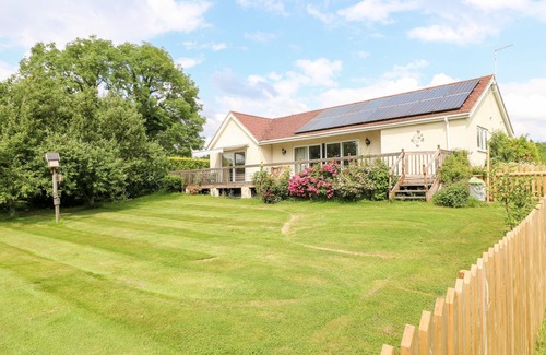 Findern Cottage | CLOVERMEAD COTTAGE, pet friendly, with a garden in Findern