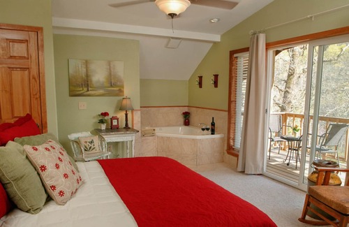 Eureka Springs Cottage | Clovertree Cottage at Lake Lucerne Resort and Ranch
