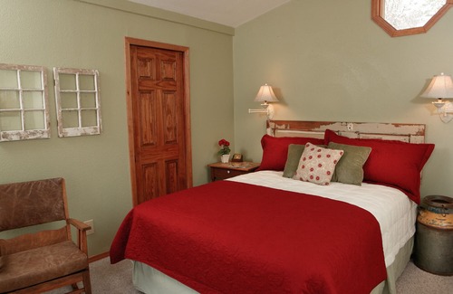Eureka Springs Cottage | Clovertree Cottage at Lake Lucerne Resort and Ranch