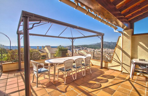 Sant Feliu de Guixols House | Club Villamar - Sereni is a quiet, family-friendly residence with a private pool, 1400 meters fro.