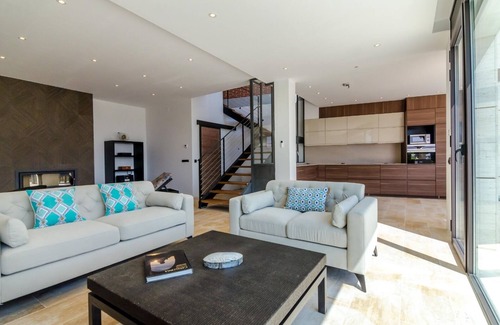 Tossa de Mar Villa | Club Villamar - Rosalicia is a luxurious villa with a private pool, located on a quiet street 80.