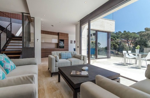 Tossa de Mar Villa | Club Villamar - Rosalicia is a luxurious villa with a private pool, located on a quiet street 80.