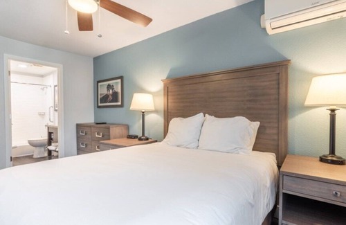 Anaheim Resort Hotel | Club Wyndham Dolphin's Cove- 1 Bedroom Suite