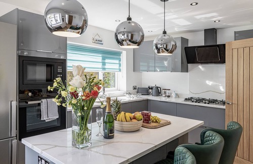 Trearddur Bay House | Clydfan - a cottage that sleeps 10 guests in 4 bedrooms