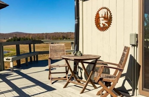 Old Timberline House | CM05-Sweeping Views! Private Pond, Hot tub!