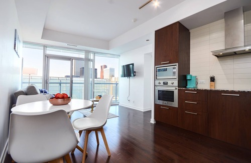 Central Waterfront Condo | CN Tower Views | ❤️ of DT I 1 Bedroom+Den
