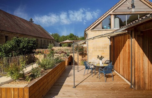 Les Eyzies Cabin | Cozy 2-person gite in the center of the Dordogne in a park with a waterfall