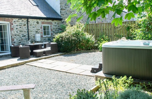 Bryngwran Cottage | Coach House - sleeps 6 guests in 3 bedrooms