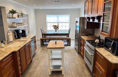 Gainesville House | Coaches House 1.5 mile from Ben Griffin Stadium