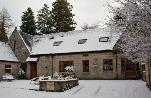 Arden Cottage | Coachouse Lodge - sleeps 8 guests in 3 bedrooms