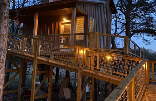 Lacy-Lakeview Cabin | Coach’s Quarters - The Clubhouse - Spend night in the trees!
