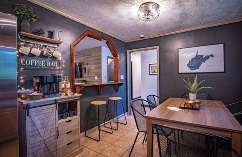 Summerlee House | Coal Miners Casa - Family Friendly - Hot Tub - 5 Miles To NRG National Park