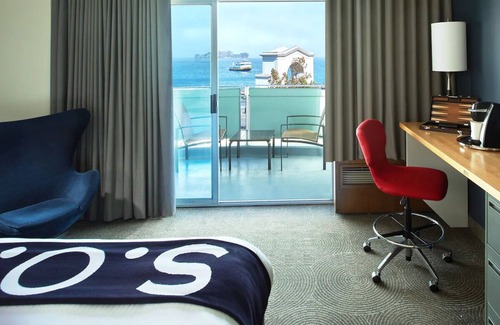 Fisherman's Wharf Hotel | Coastal 2 Unit Comfort w/Firepits & Bay Glimpses | Steps from the Wharf!