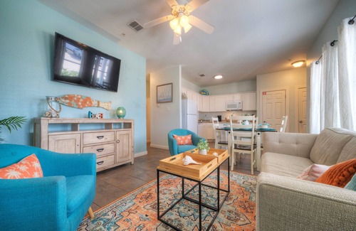 Port Aransas Condo | Coastal 2BDR Condo w/Shared Pool | Golf Cart Zone