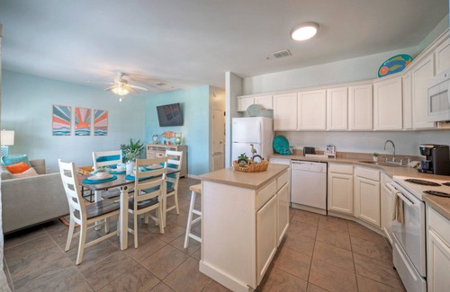 Port Aransas Condo | Coastal 2BDR Condo w/Shared Pool | Golf Cart Zone