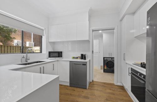 Glenelg South House | Coastal 3-Bed House with BBQ and Private Courtyard