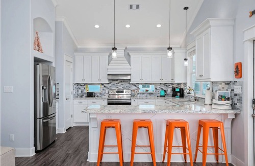 Galveston House | Coastal 3BR Retreat Sleeps 10 | Swing Deck, Tiki Bar, Grill & Fire Pit, Smart TVs & Pet-Friendly