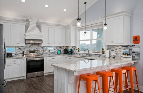 Galveston House | Coastal 3BR Retreat Sleeps 10 | Swing Deck, Tiki Bar, Grill & Fire Pit, Smart TVs & Pet-Friendly