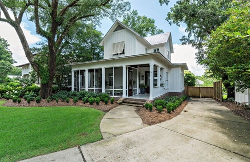 Fairhope Cottage | Coastal 4-bedroom cottage by Fairhope Pier with Golf Cart, WiFi, AC