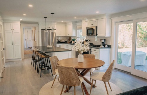 East Sandwich House | Coastal 4-bedroom house with AC and WiFi in Sandwich, 1 mile to the beach!