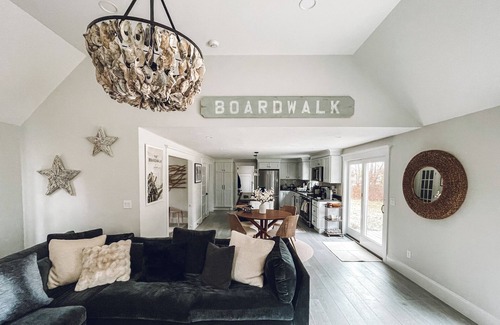 East Sandwich House | Coastal 4-bedroom house with AC and WiFi in Sandwich, 1 mile to the beach!