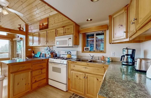 Brookings Hotel | Coastal abode with private hot tub & amazing views
