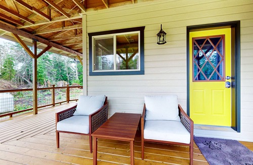Ilwaco House | Coastal acreage with wrap-around deck & furnished patio - great location