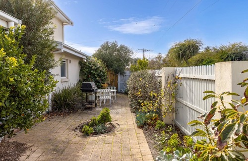 Frankston House | Coastal Beach Home - 50m to Beach - Pet Friendly