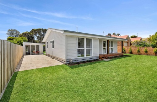 Point Lonsdale House | Coastal Bliss Awaits – Beachside Holiday Escape in Old Point Lonsdale