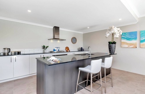Mandurah Apartment | Coastal Bliss with Marina Views-Neaby Cafes