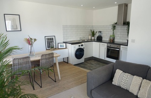 Newquay City Centre Apartment | Coastal-Bohemian Retreat <100m From The Beach!