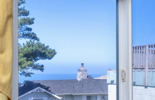 Depoe Bay House | Coastal Breeze Cottage in Walkable Depoe Bay