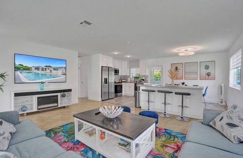 Pembroke Pines House | Coastal Breeze Retreat with Heated Pool