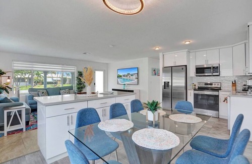 Pembroke Pines House | Coastal Breeze Retreat with Heated Pool