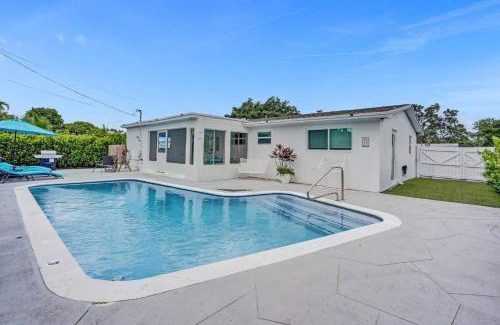 Pembroke Pines House | Coastal Breeze Retreat