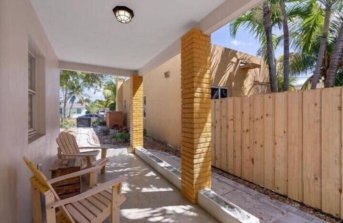 Lake Worth House | Coastal Cabana by PMI