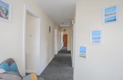 Moelfre Apartment | Coastal Cafe Apartment