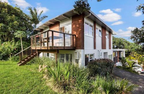 Castor Bay House | Coastal Calm is near to the Beach with BBQ