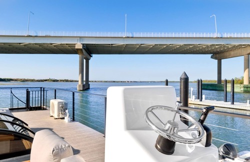 Downtown Charleston Boat Rental | Coastal Caviar - The Ossetra - Honeymoon Suite