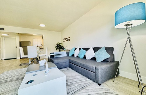 Eastern Shores Apartment | Coastal Charm: Waterfront, Free Parking, walk to the beach