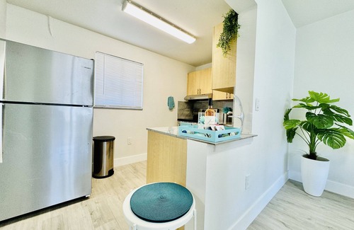 Eastern Shores Apartment | Coastal Charm: Waterfront, Free Parking, walk to the beach