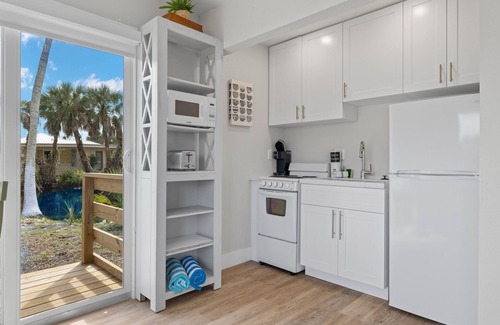 Gulf Ridge Cottage | Coastal Chic Cottage "Sandpiper" minutes to the beach! Free bikes