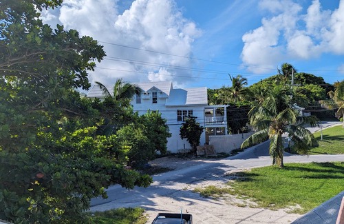 Dunmore Town Apartment | Coastal Chic - Cozy 2BR 3bd in charming Harbour Island Steps to Pink Sand Beach