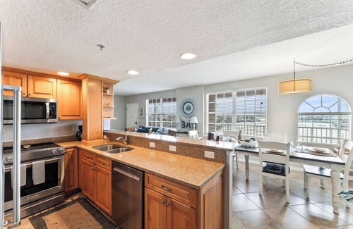 Clearwater Beach Apartment | Coastal Comfort x2! Perfect for Groups – Sleeps 18