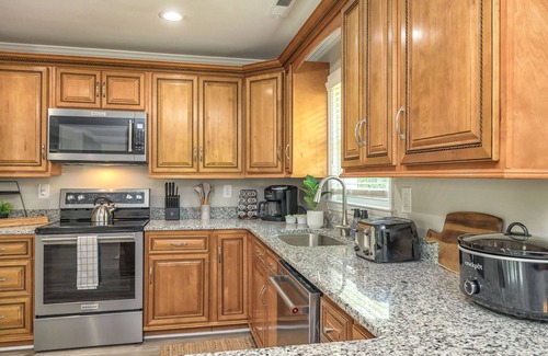 Hampstead House | Coastal Comfort - Perfect for Groups - Games + Deck