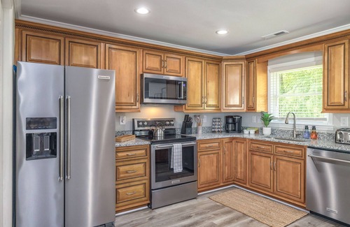 Hampstead House | Coastal Comfort - Perfect for Groups - Games + Deck